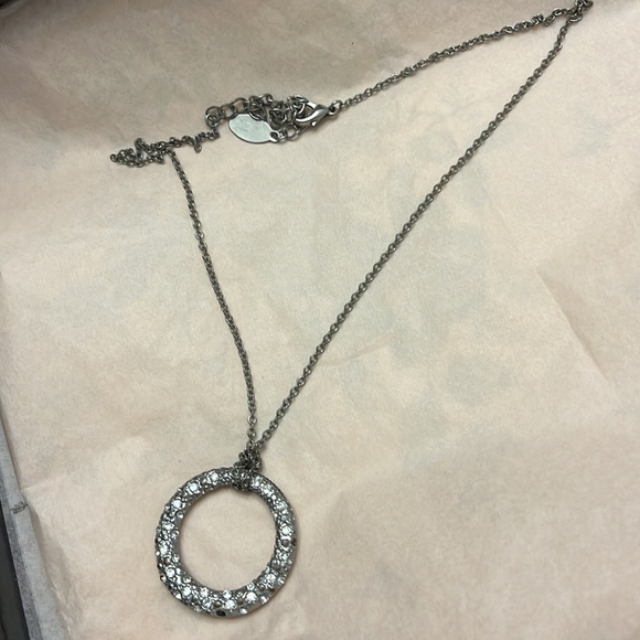 SALE!!! GUESS CIRCLE PENDANT NECKLACE 🤩🤩 - Picture 4 of 6